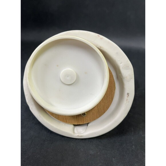 Vtg Boy & Girl Praying by Candle Musical Box Figurine Plays Brahm's Lullab Video - Picture 8 of 9